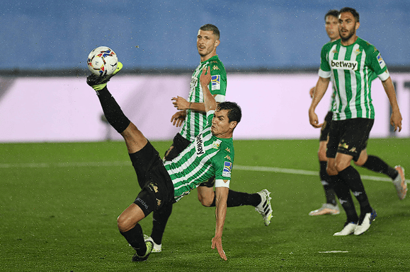 西甲焦点战：皇家贝蒂斯VS巴塞罗那——攻防博弈下的胜负天平